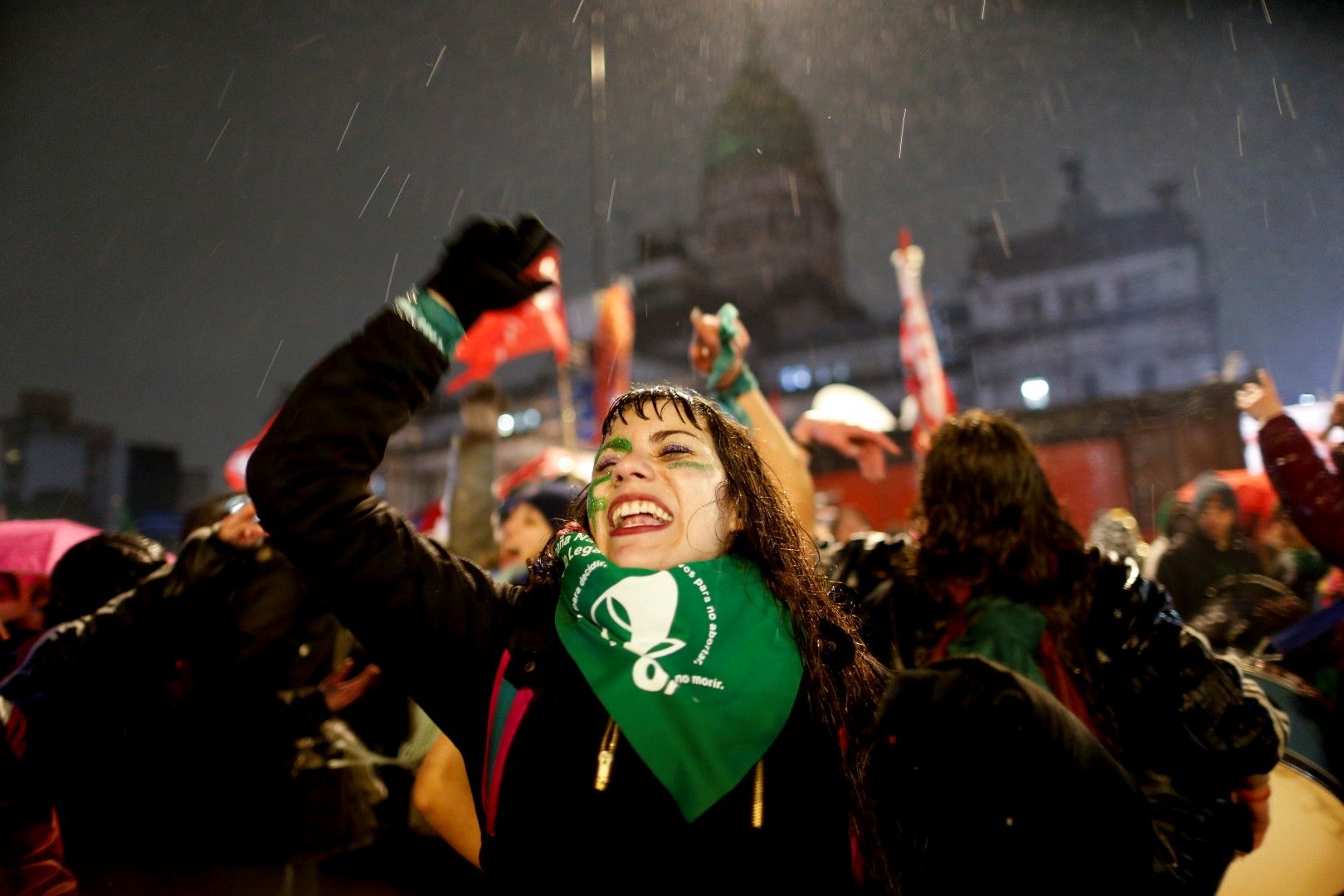 Хиляди аржентинци, повечето от които жени, излязоха на протести