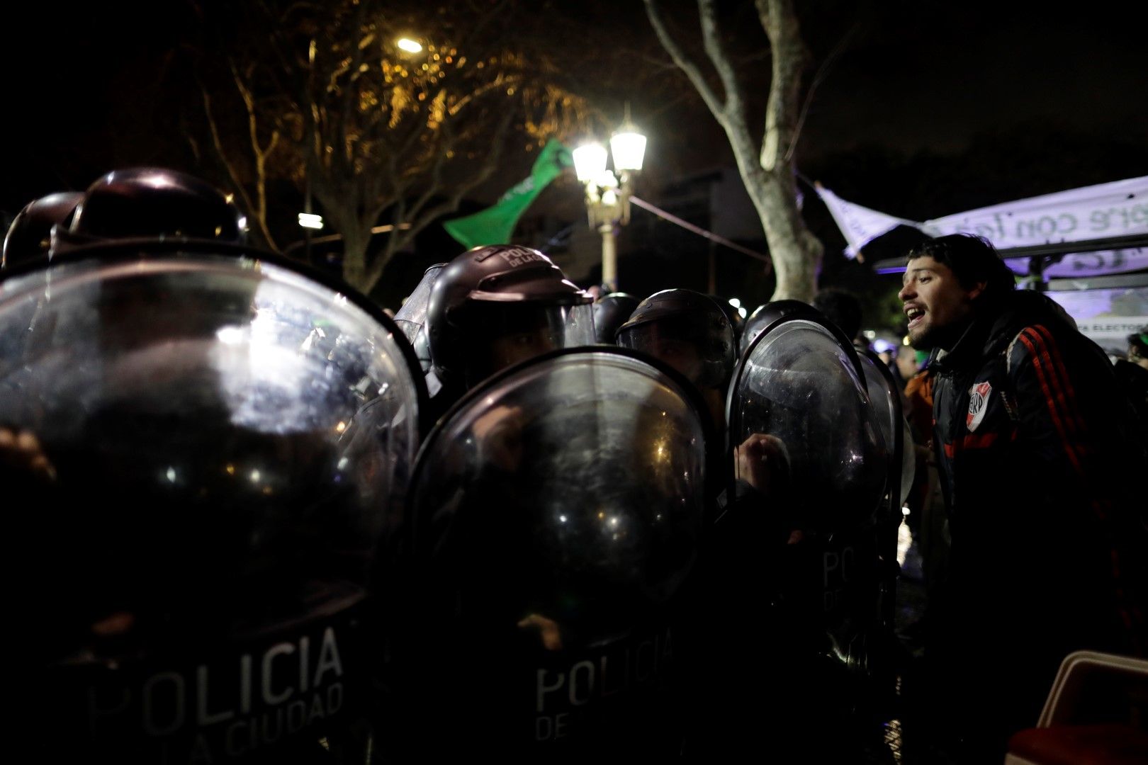 Властите изпратиха полицаи с щитове срещу протестиращите