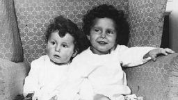 Снимката на две деца, спасени при трагедията с "Титаник", обиколила световната преса