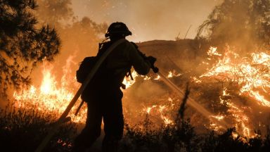 Десета жертва на пожарите в Калифорния