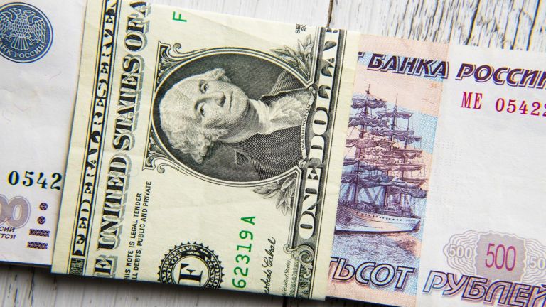 Руската рубла пое нагоре, след като удари месечно дъно спрямо долара