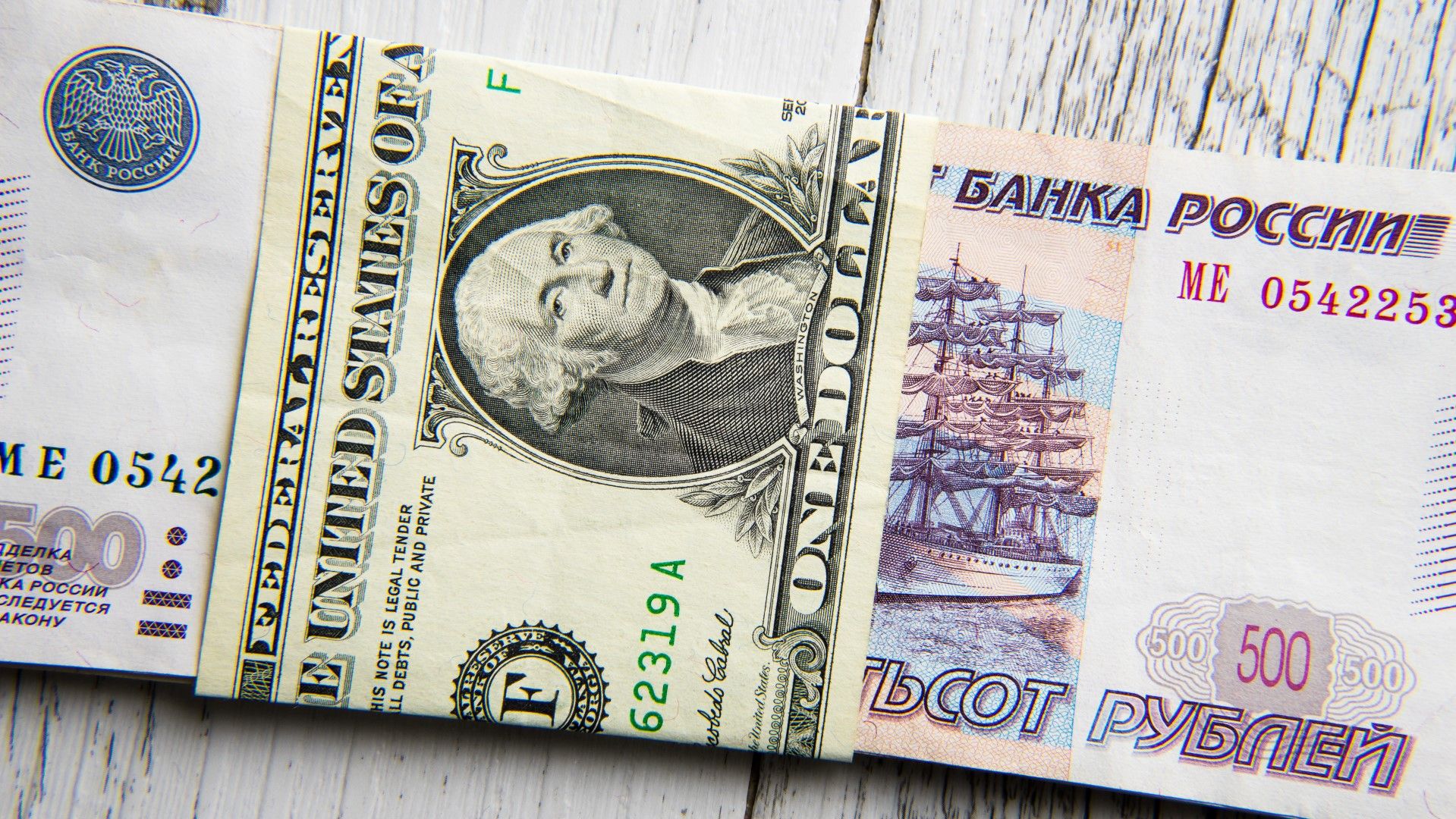 Един долар се котираше за 69 рубли в сутрешната търговия - най-слабият курс от април 2016 година