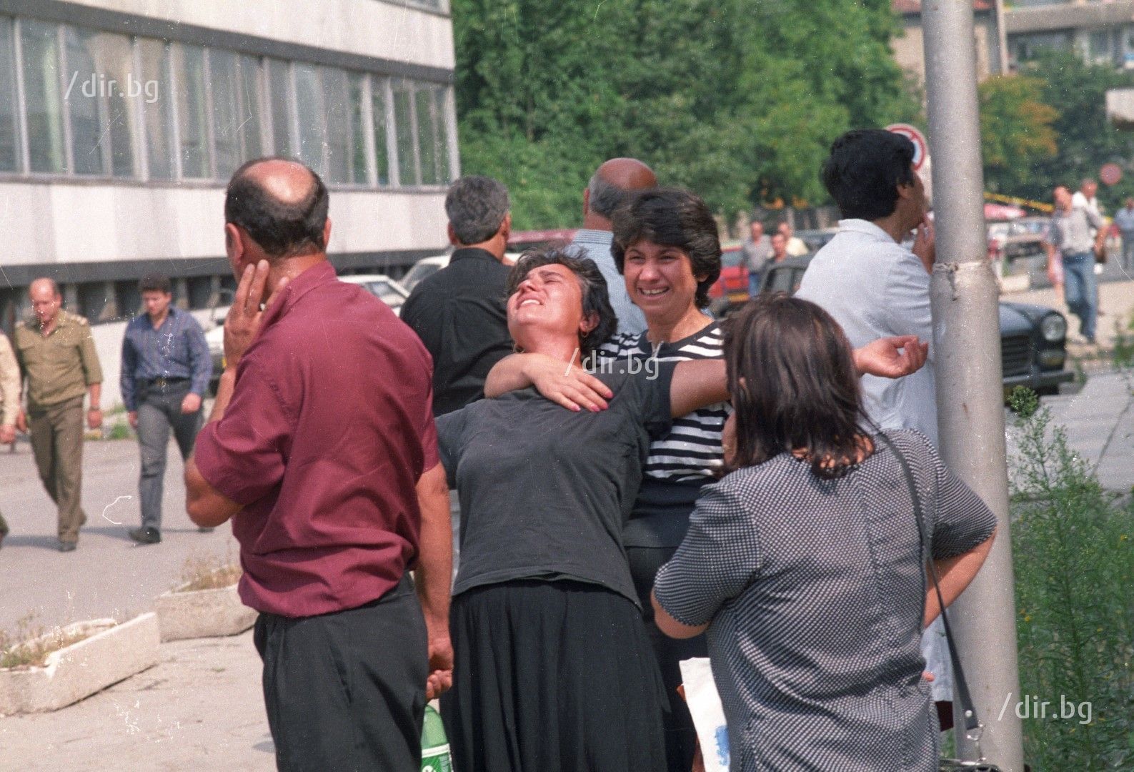 Смазаните от скръб роднини на жертвите плачат безутешно пред ВМА, където трябва да разпознаят овъглените си деца. 