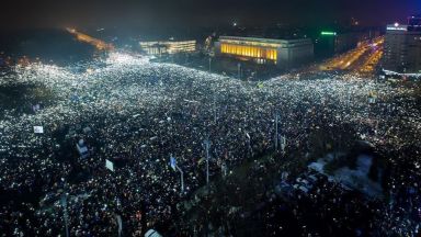 Десетки ранени при сблъсъци на "Площада на победата" в Букуре