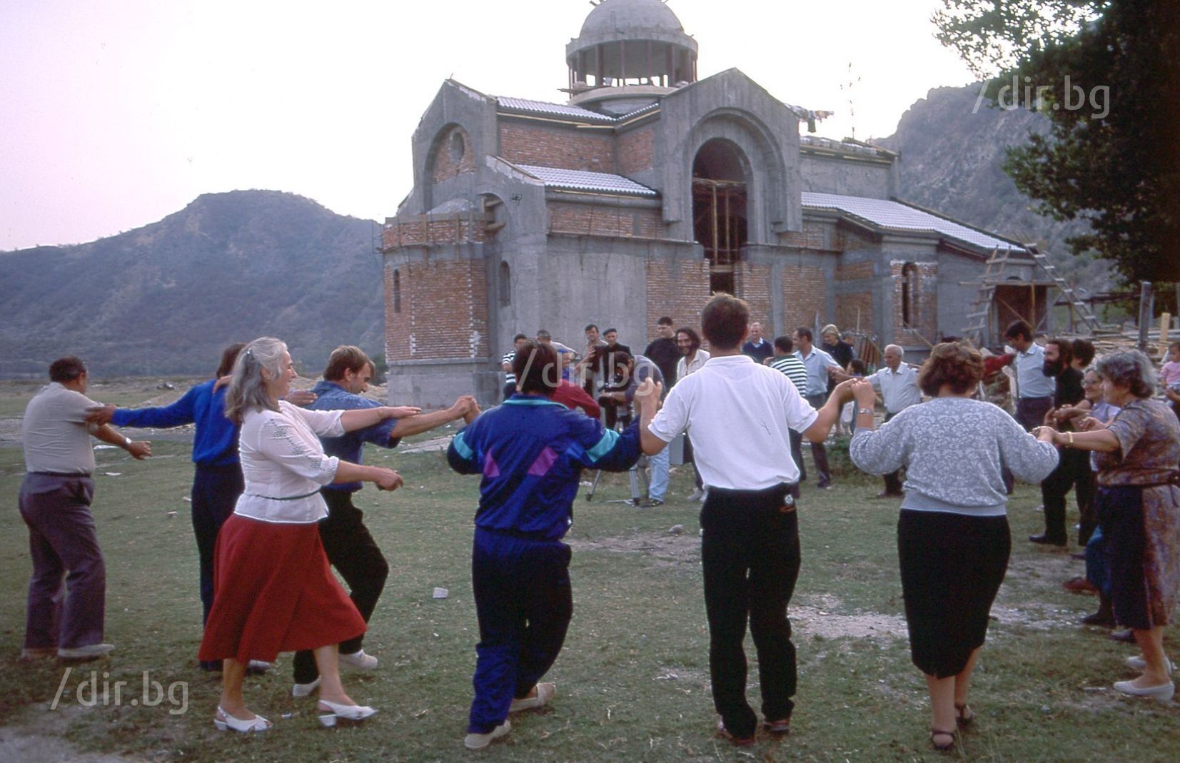 Октомври 1993 г. Близките на Ванга вият хоро край църквата по време на строежа й.