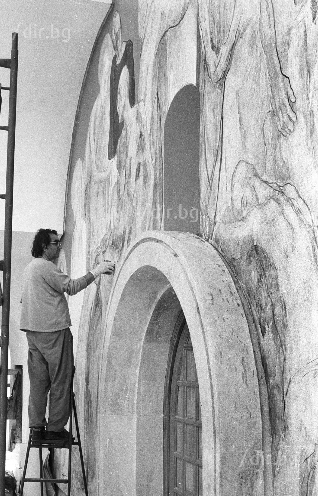 Октомври 1994 г. Светлин Русев изографисва "неканоничната" църква в Рупите.