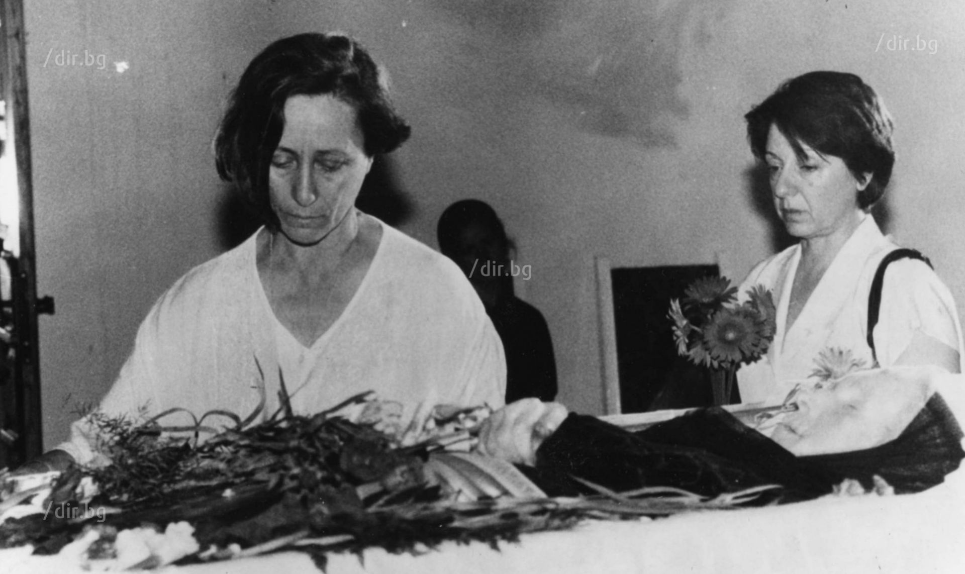 Нешка Робева на погребението на пророчицата