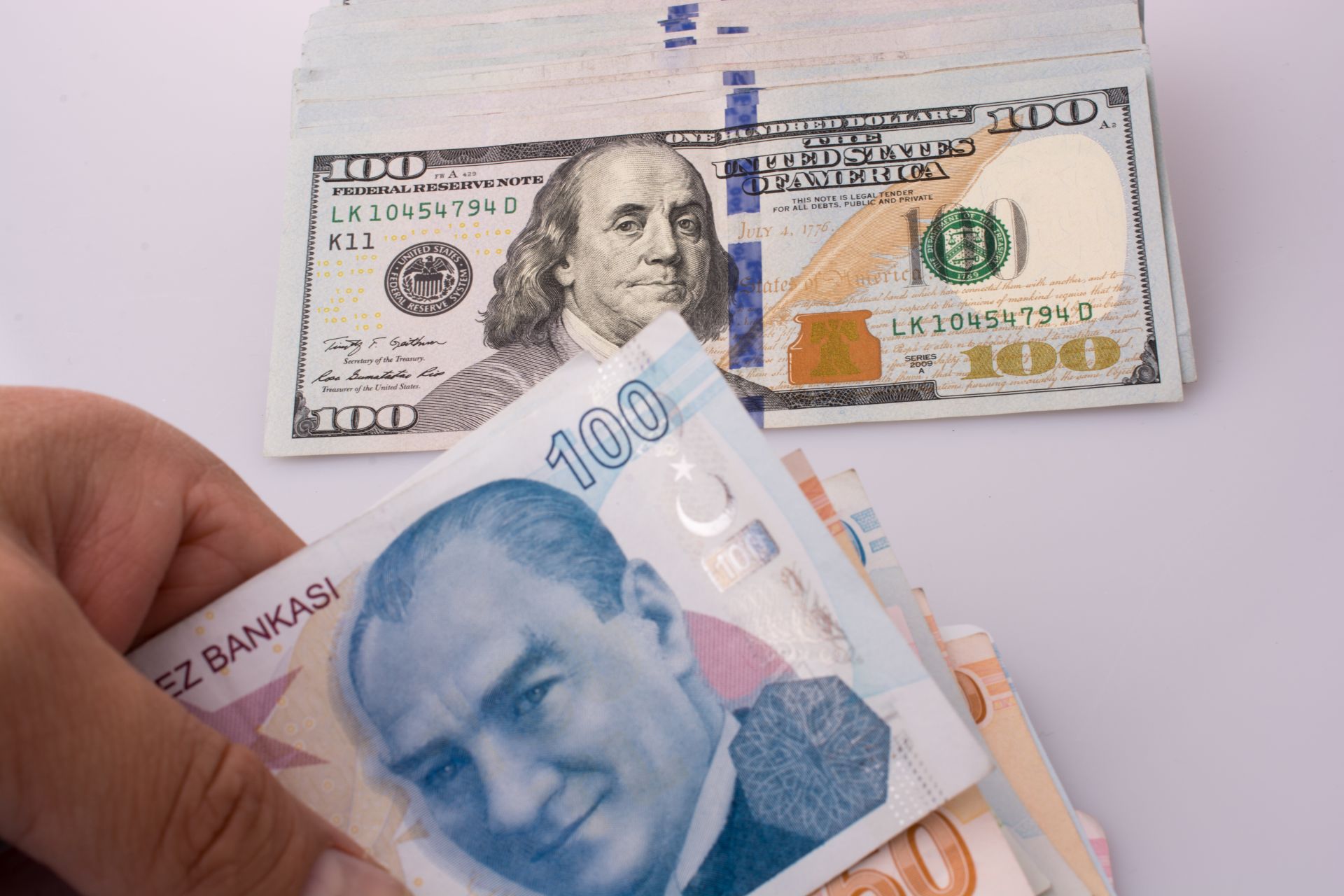 Евтини долари купили 1700 клиенти на турска държавна банка