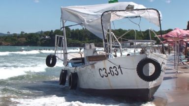Неуправляема лодка връхлетя плаж "Крайморие"