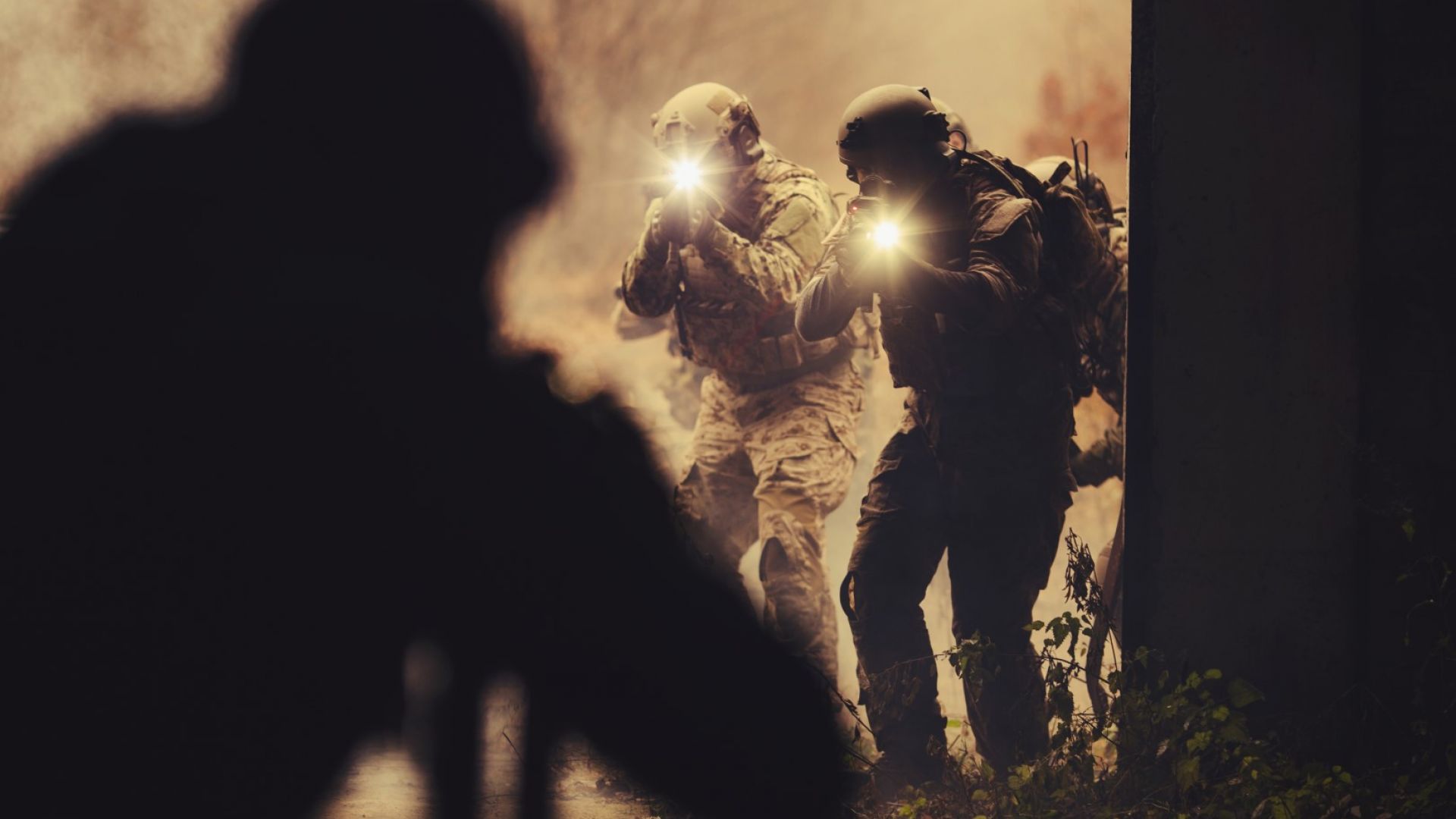 Петима британски военнослужещи воюващи в международната коалиция под егидата на