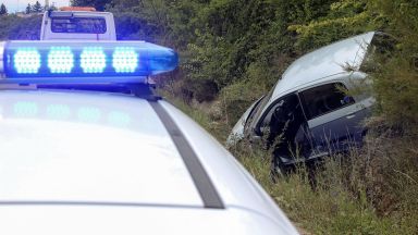 Млад шофьор се блъсна в дърво, приятелят му загина