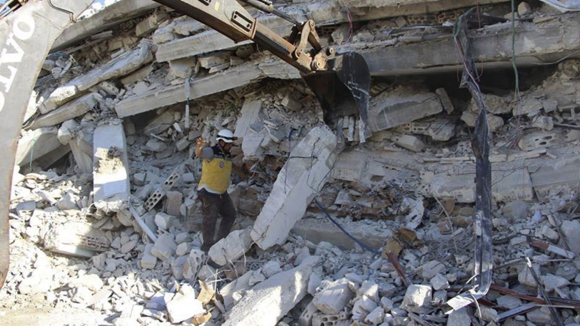 Десетки цивилни загинаха при взрив в оръжеен склад в Идлиб