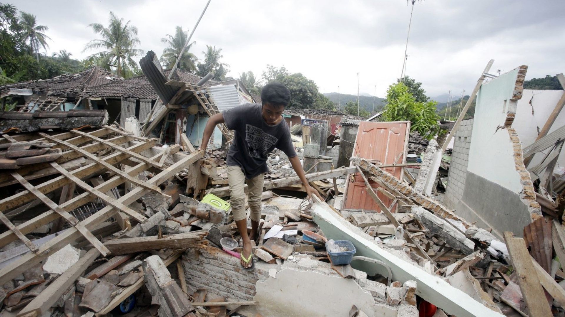  Над 430 са загиналите от земетресението на индонезийския остров Ломбок
