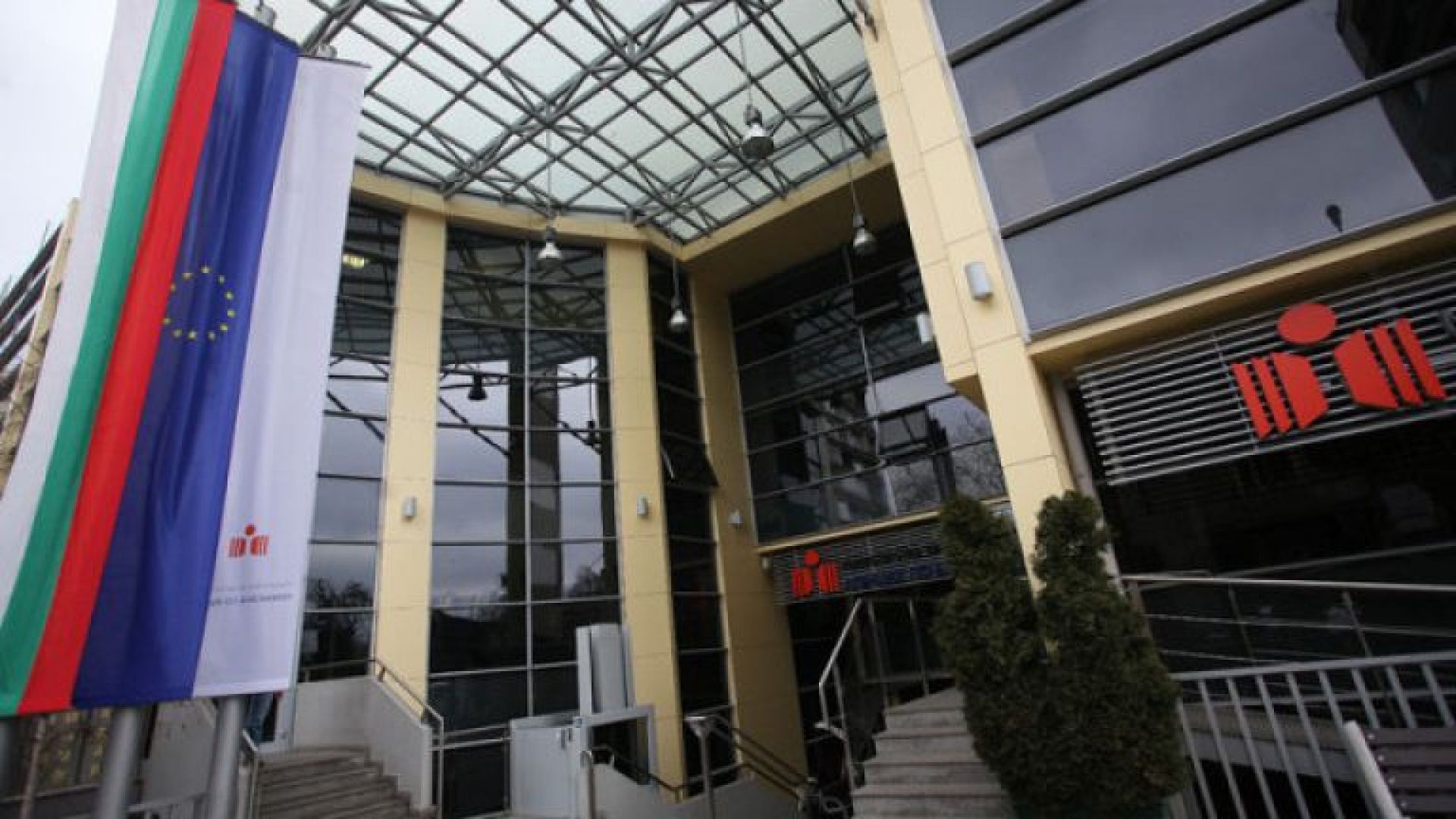 Агенцията по вписванията си раздаде тлъсти бонуси точно за периода