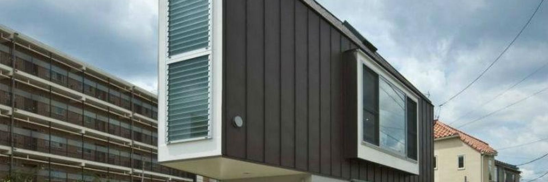 Триъгълна японска къща, която само отвън изглежда миниатюрна