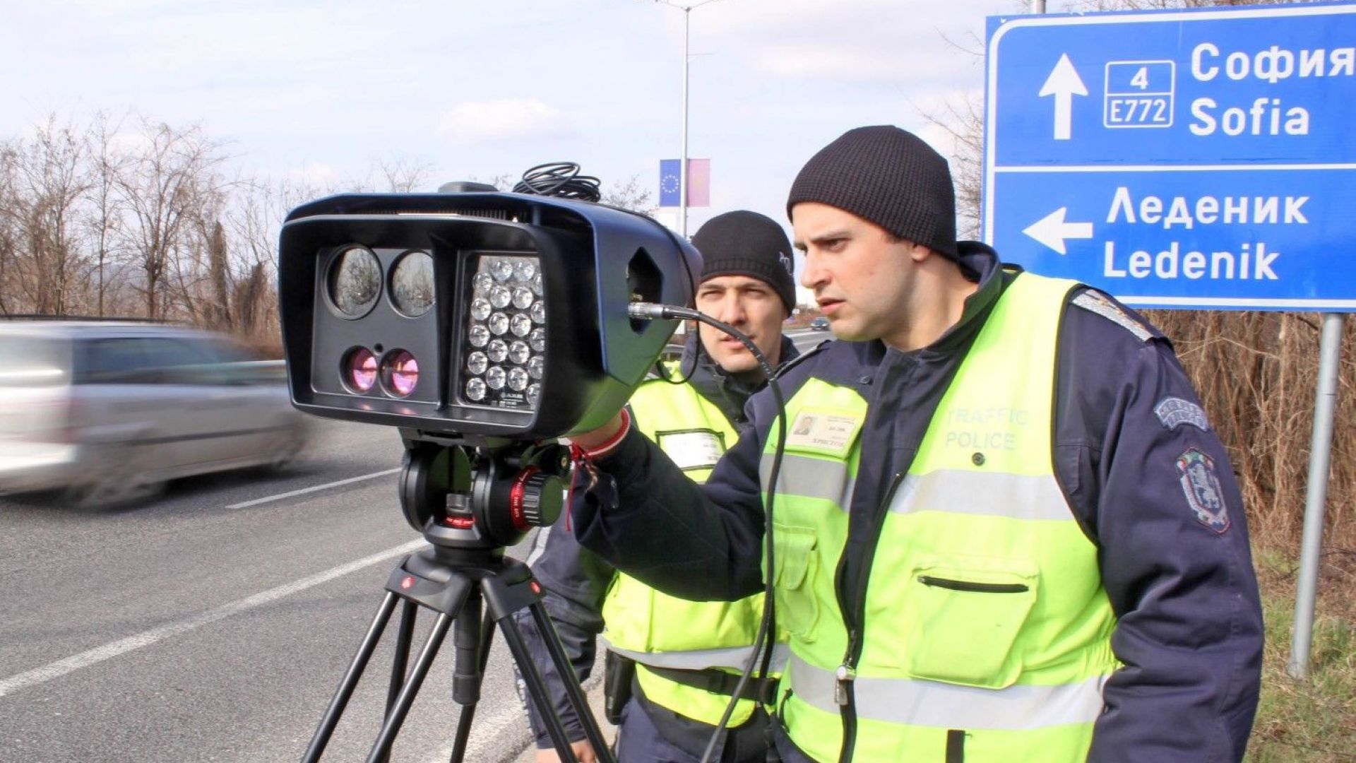 Водачите и на моторни превозни средства и на пътни превозни