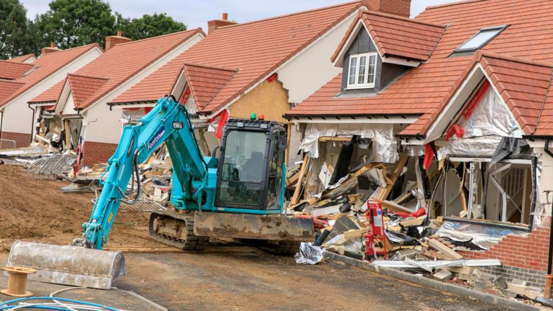 Разярен румънски строител разруши пет къщи в Англия