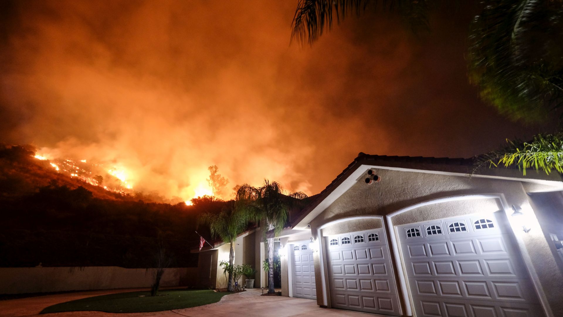 Огненият ад в Калифорния взе 12-а жертва, загина пожарникар
