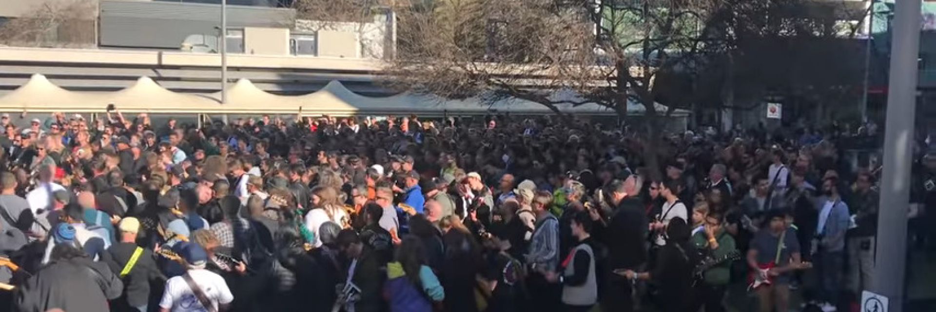 Музиканти поставиха рекорд за най-голям състав с електрически китари (видео)