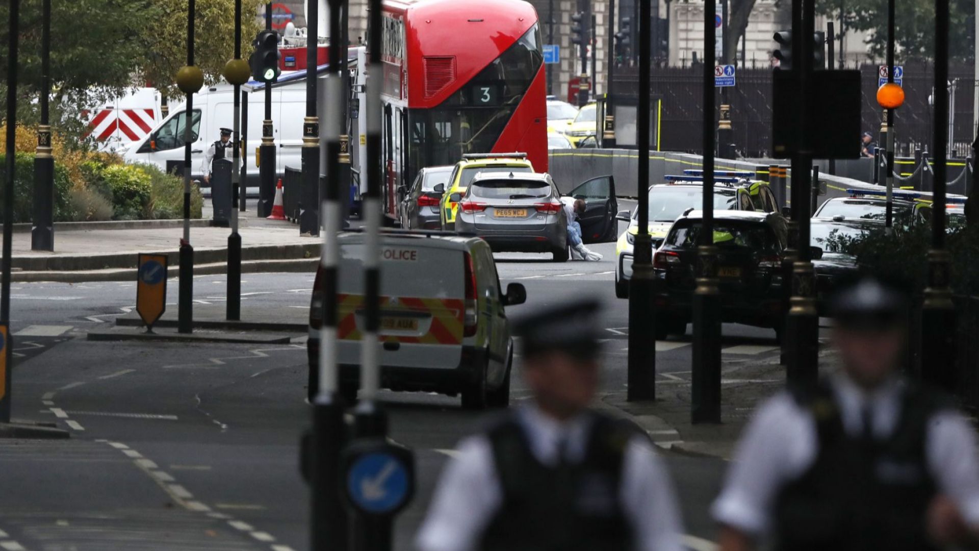 Обвиниха в убийство мъжа, врязал кола в ограждения на парламента в Лондон