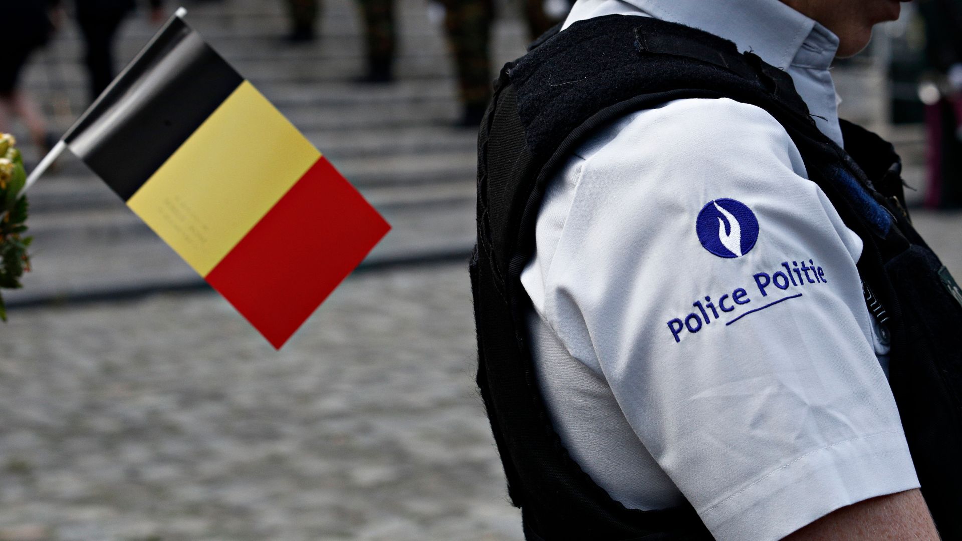 В Белгия: Мъж нахлу в ресторант и намушка посетители