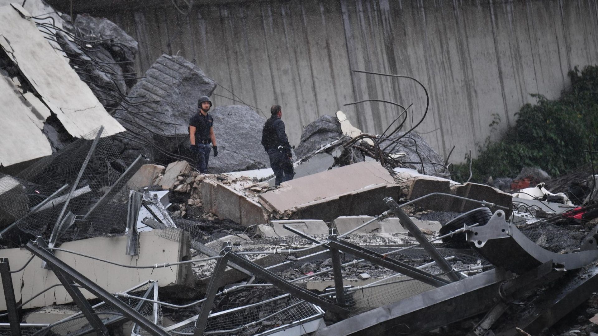 Евакуация заради риск от ново срутване на моста "Моранди" (видео)