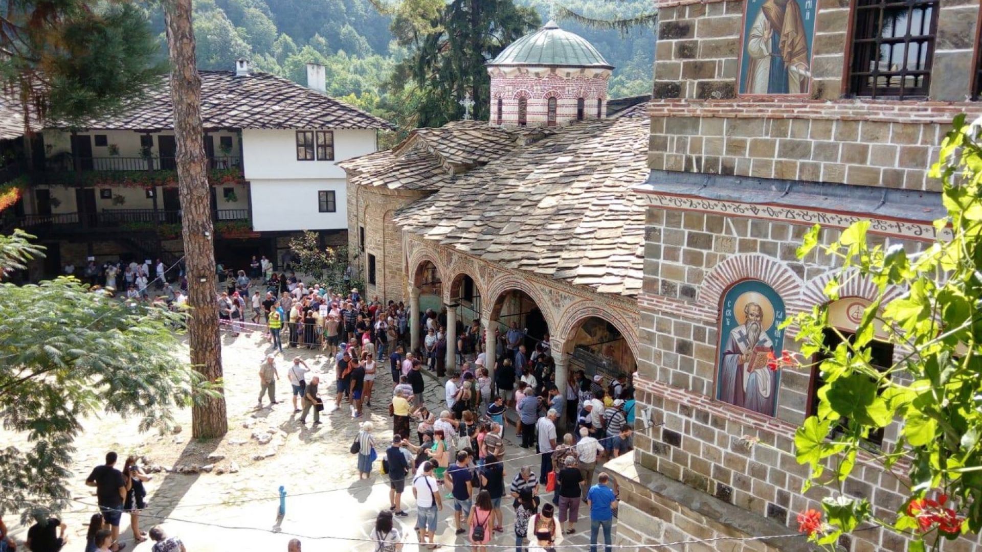 Йеромонах Георги от Троянския манастир е изгонил от храма малко