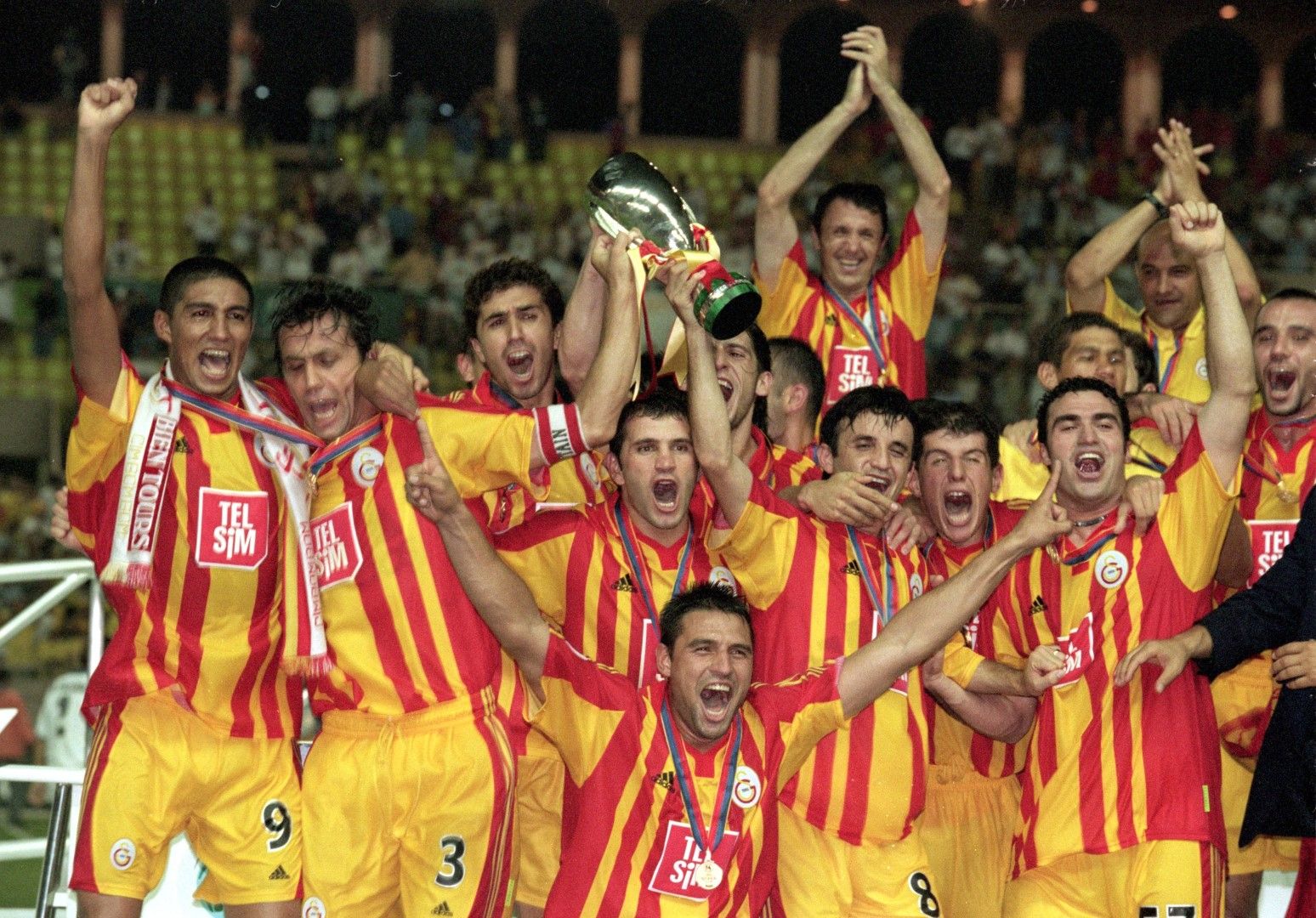 2000 г. "Галатасарай" триумфира с трофея, след като победи "Реал" в Монте Карло, а над всички в мача бе Марио Жардел (крайният вляво). Години по-късно бразилецът игра у нас, в "Черно море".