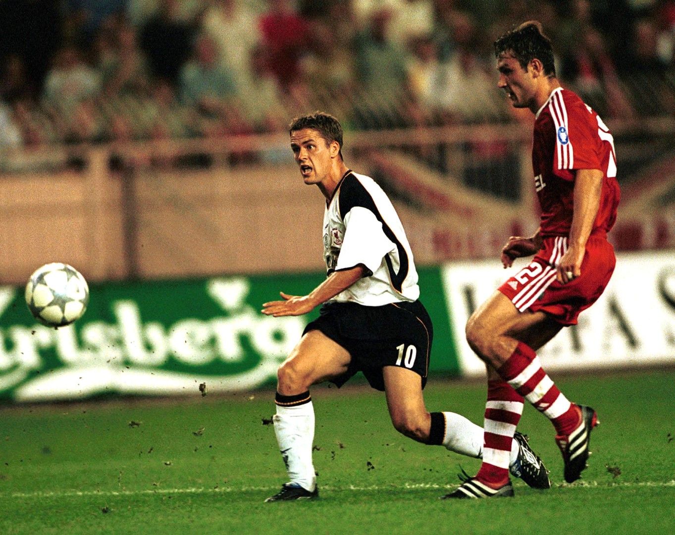 2001 г. - Майкъл Оуен вкарва във вратата на "Байерн" и "Ливърпул" бие с 3:2 баварците в Монако. Седмица по-късно английският нападател наниза 3 гола на същия Оливер Кан в мача Германия - Англия (1:5), за да спечели и "Златната топка" в края на годината.