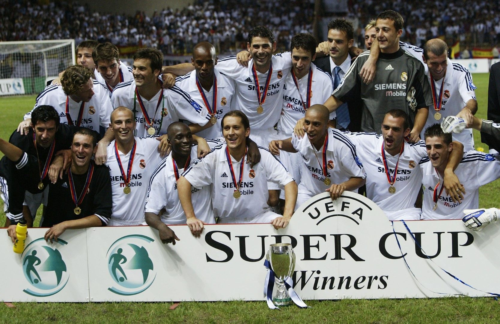 2002 г. - Пореден трофей за Галактическия "Реал" на Фиго, Зидан, Раул и останалите, след 3:1 над "Фейенорд" на финала.