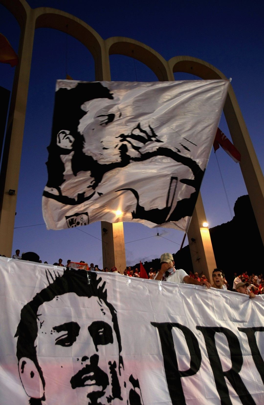 2007 г. - Знамена с лика на Антонио Пуерта се веят траурно над стадиона в Монте Карло. Три дни преди мача за Суперкупата "Милан" - "Севиля", полузащитникът на испанците почина внезапно от сърдечен пристъп. Играчите на "Севиля" пожелаха да играят въпреки шока, загубиха с 1:3.