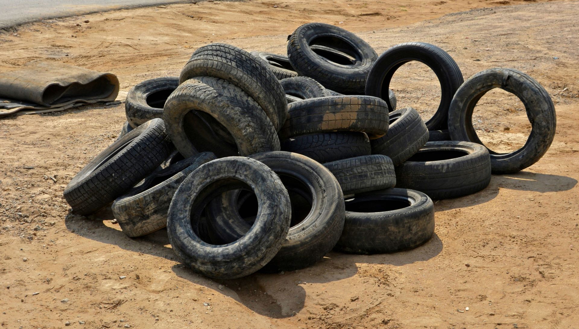 След като бъдат събрани, старите гуми са натъпквани по 3000 в 40-футови контейнери готови за износ