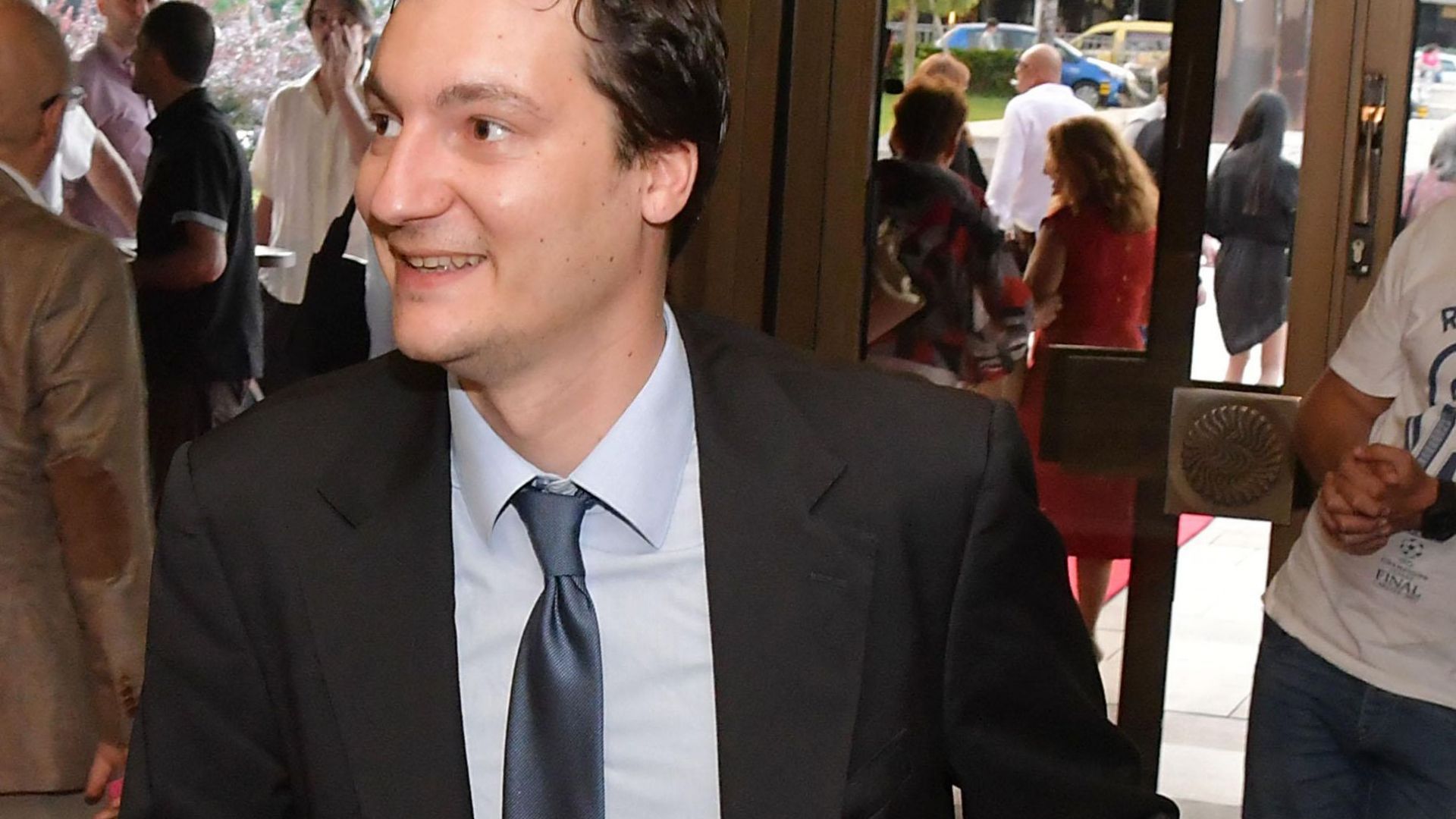 Свидетели сме на водевил с оставките който не е интересен