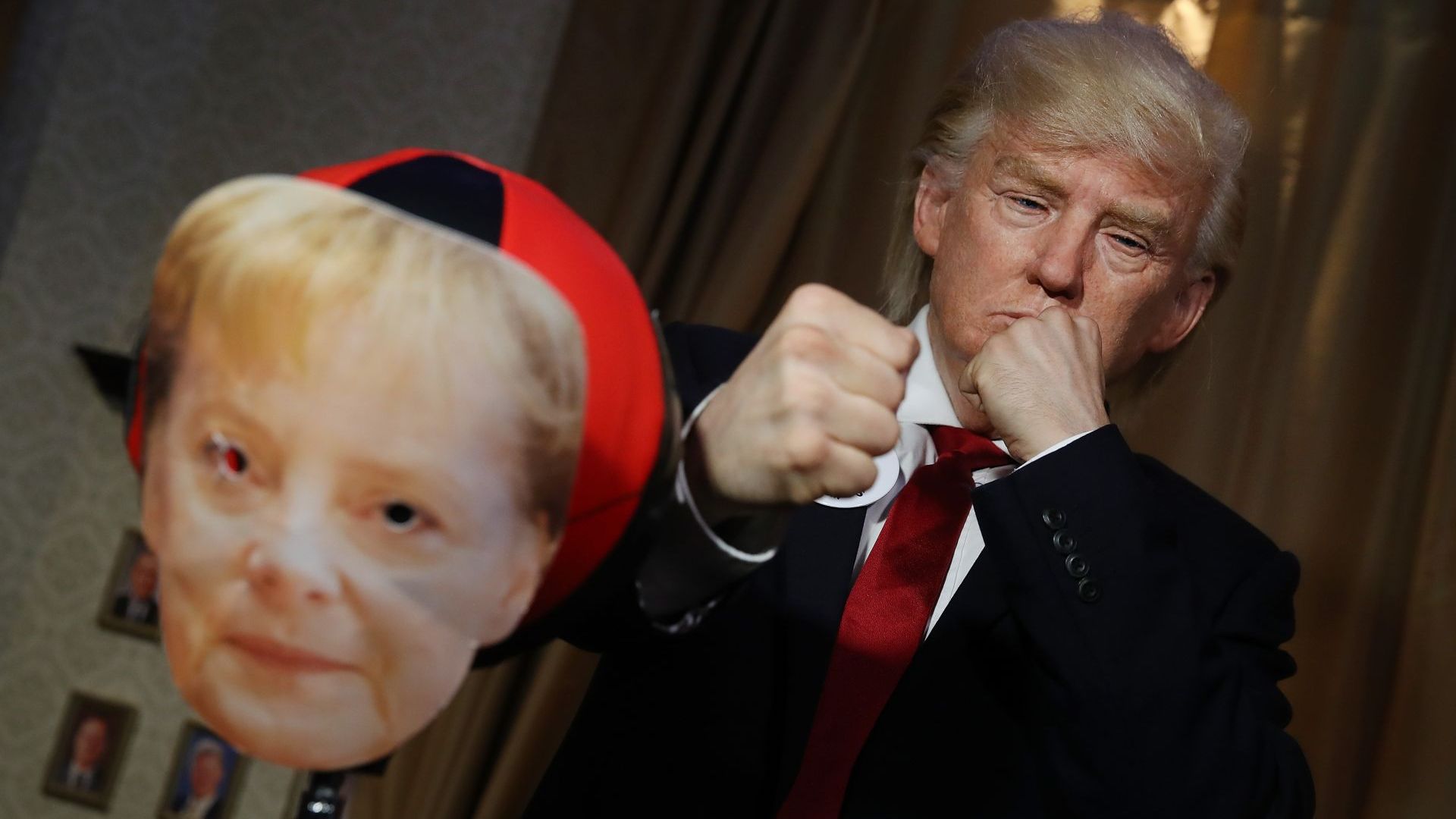 Актьор, гримиран като Тръмп, "нападна" Меркел в Музея на мадам Тюсо