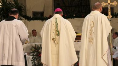 Светият престол разследва твърдения че дългогодишният секретар на папа Йоан