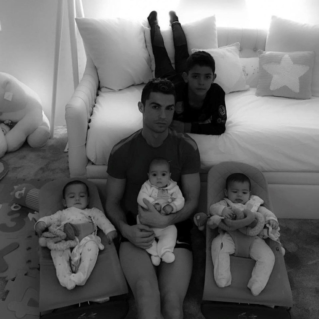 Роналдо е татко на 4 деца, като Кристиано Роналдо-младши   вече е на 7 години, близнаците Матео и Ева Мария са на по 1   годинка, а най-малката - Мартина, е на 7 месеца.