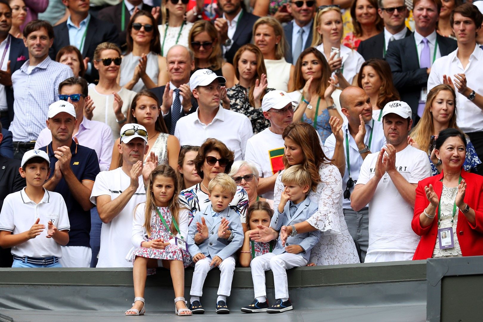 На голям турнир гледката е уникална в ложа "Федерер".   Майката Мирка с двете двойки русокоси хлапета, няма как да   ги сбъркате!