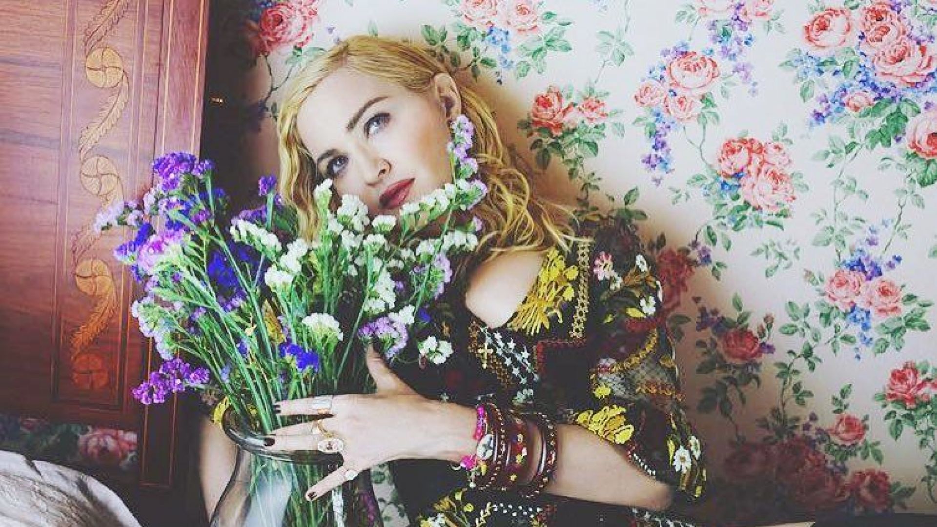 Мадона отложи издаването на албума си
