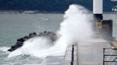 Катери и водолази търсят двете деца, изчезнали в морето