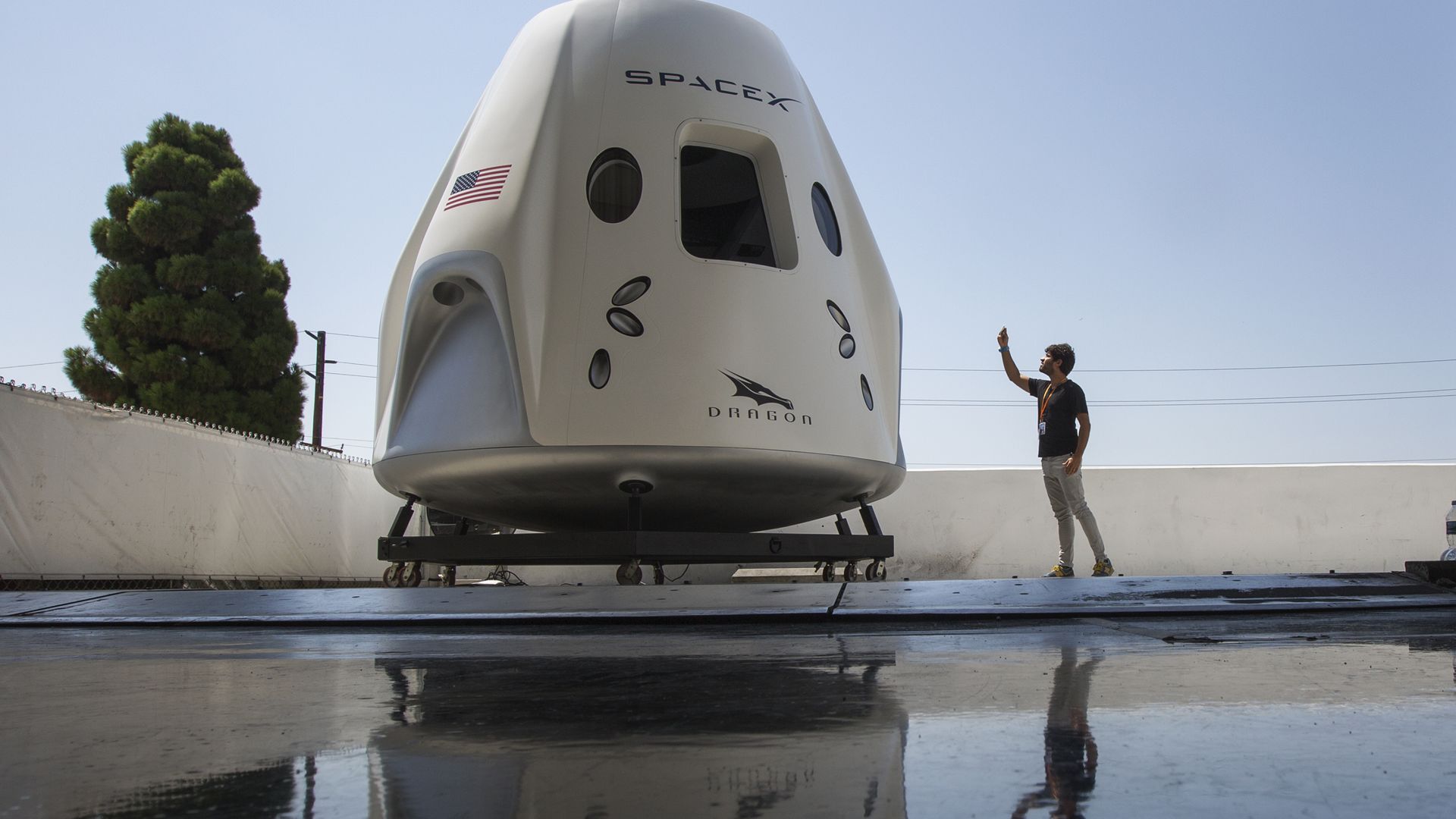 SpaceX показа своя космически кораб (снимки)