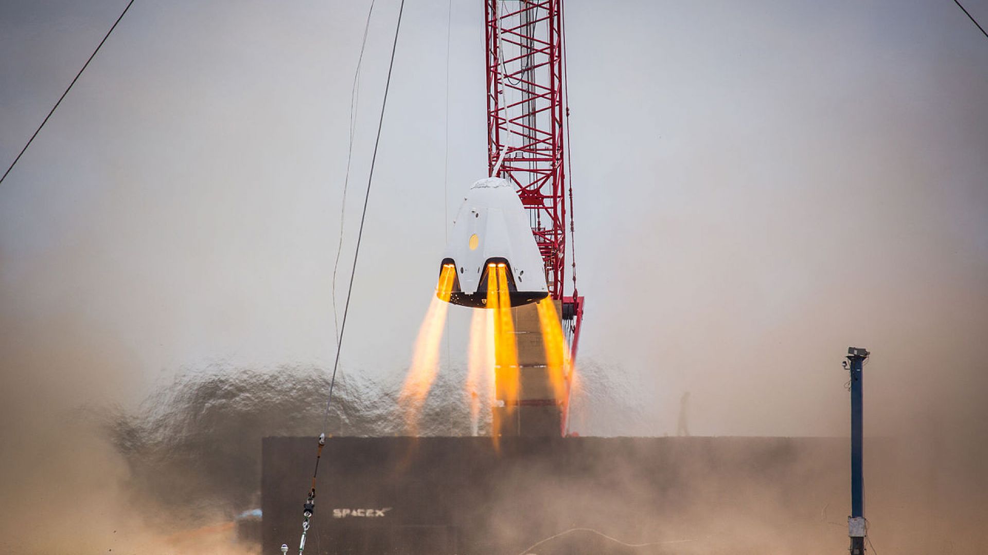 SpaceX проведе екстремални тестове на парашутите на Crew Dragon