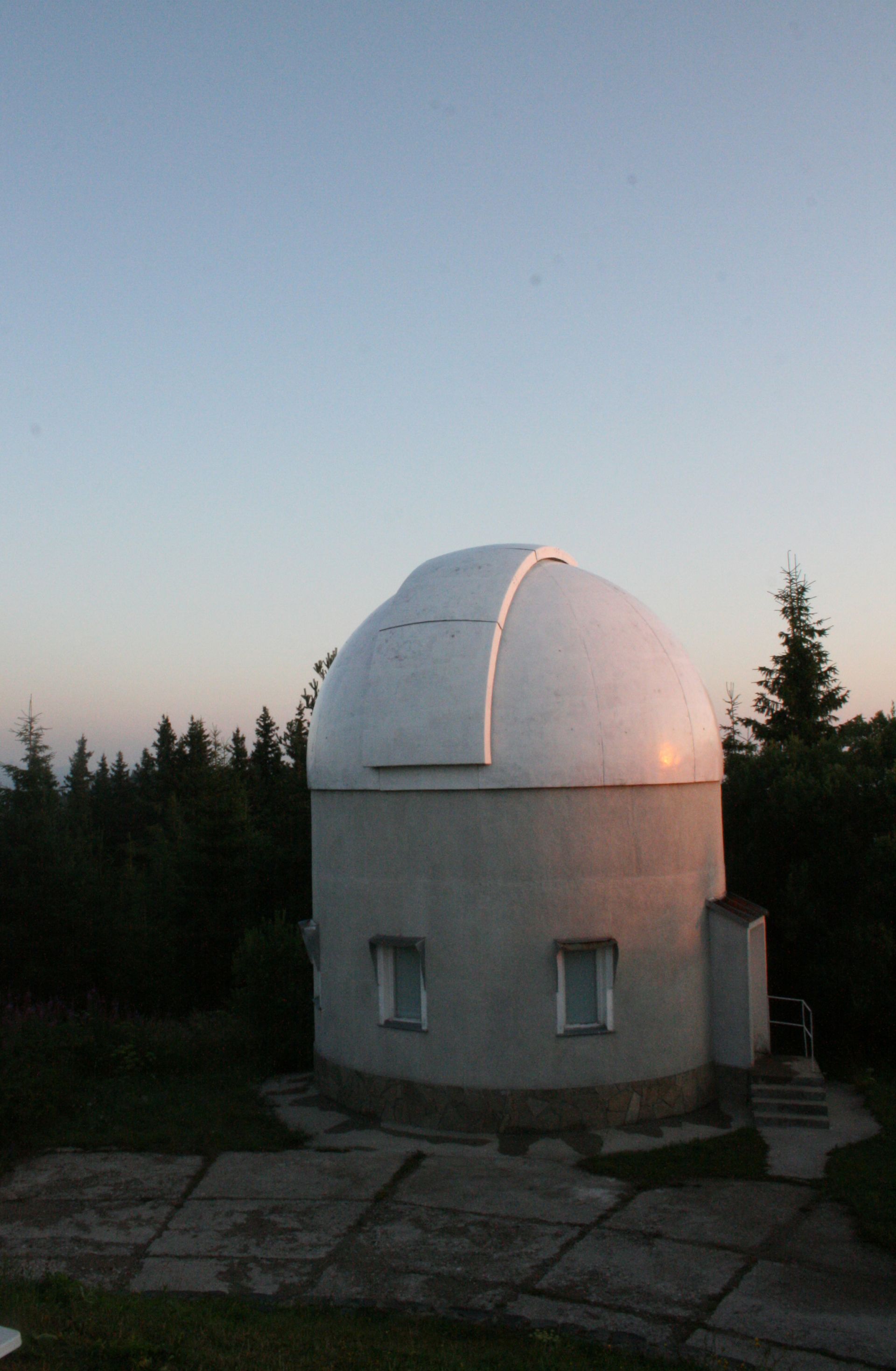 Куполът на слънчевия телескоп на НАО Рожен