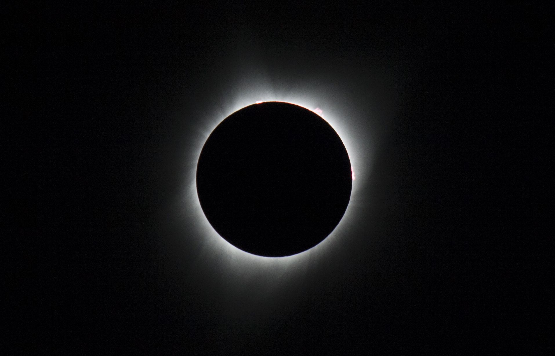 Кадър от пълната фаза на пълното слънчево затъмнение от 21 август 2017 г., заснета от българската експедиция за наблюдение от Орегон, САЩ