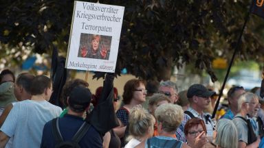 Крайнодесни протестиращи викаха на Меркел: "Разкарай се!"   