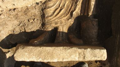  Късноримска статуя лежи под стълбището на Хераклея Синтика