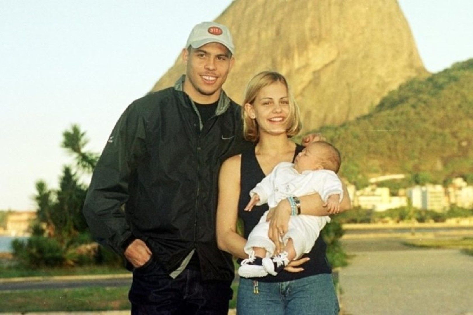 Феномена Роналдо имаше страстна връзка с футболистката Милен Домингес, която му роди дете. Двамата се ожениха, но бракът им бе едва 4-годишен.