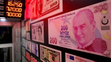 Турската лира възобнови спада си преди Курбан байрам