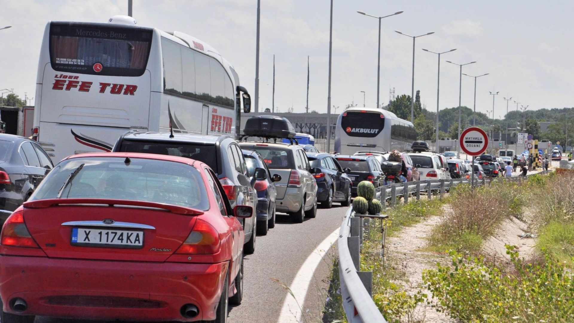 Натоварен е трафикът в столицата на изходите за магистралите съобщиха