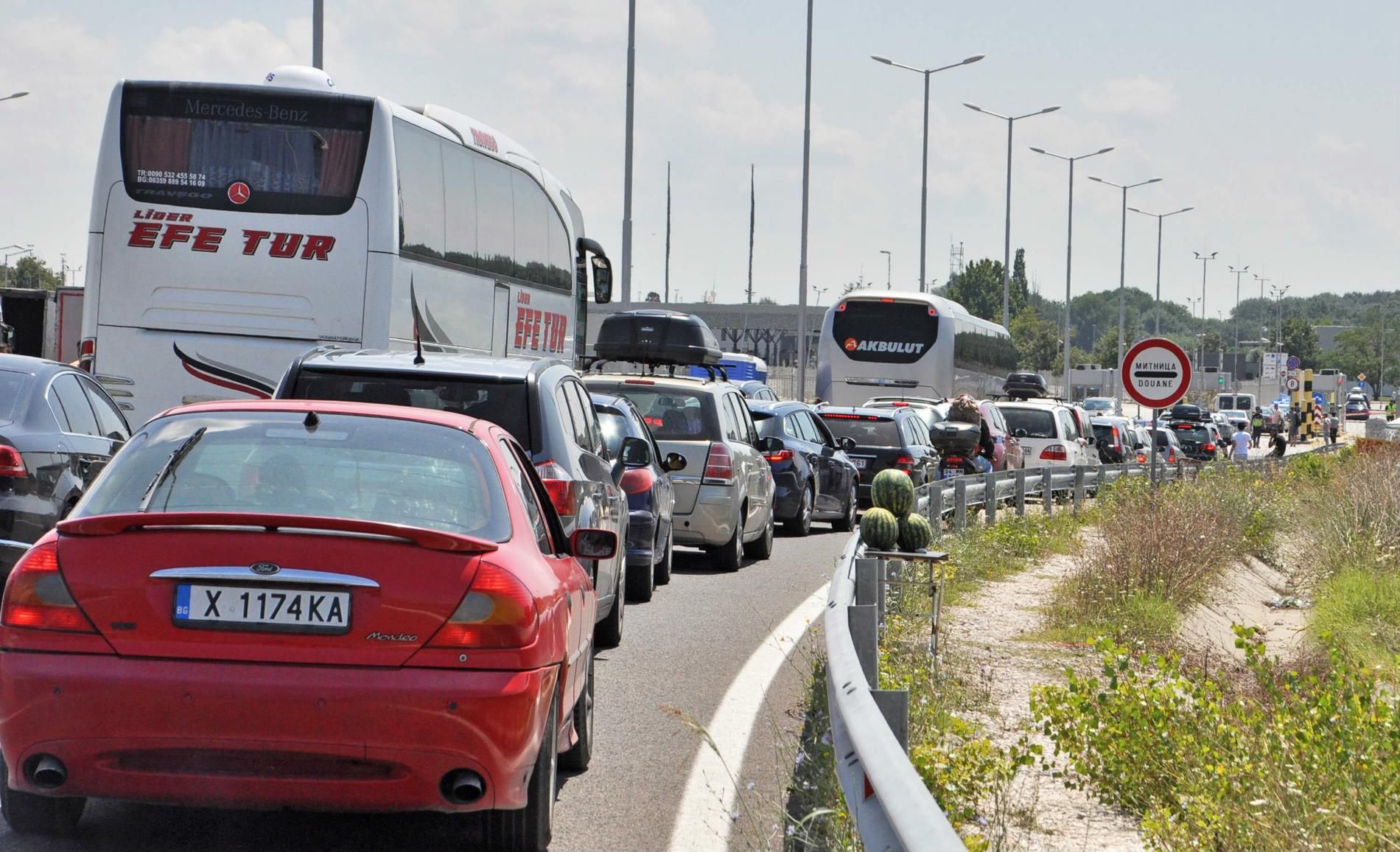 Колони автомобили на границата с Турция