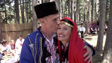 Британският актьор Бен Крос се ожени по стар български обичай в Жеравна (снимки + видео)